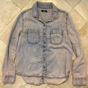 BDG Acid Wash Denim Long Sleeve Button Down🎆